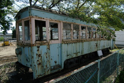 旧保原町役場裏で朽ちる福島交通軌道線の電車