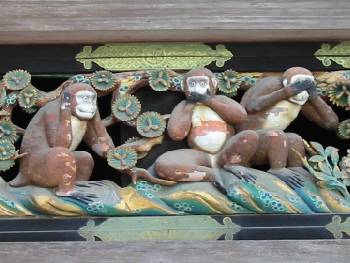 神厩の猿（猿が馬を護るという信仰に基づく神猿彫刻・俗に三猿）